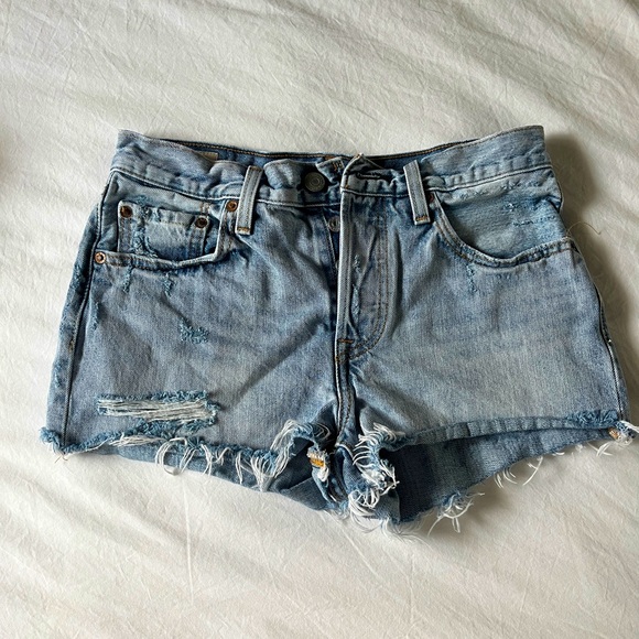 Levi’s 501 Jean shorts 🤍 - Picture 1 of 4
